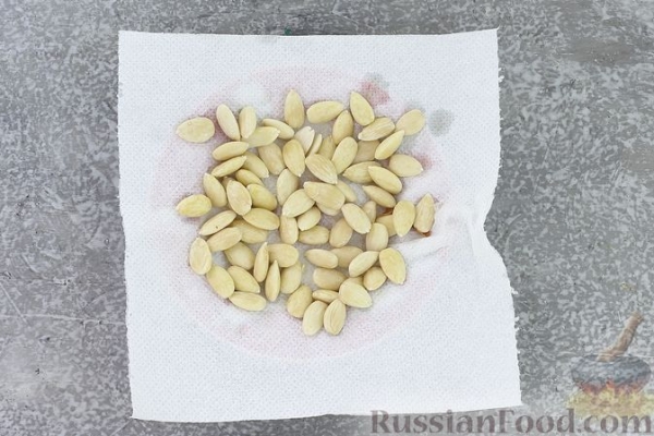 Торт из картофельно-миндального бисквита с вишнёвым конфитюром и белым ганашем