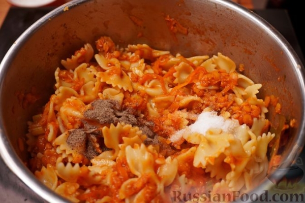 Макароны с чечевицей и сельдереем в томатном соусе