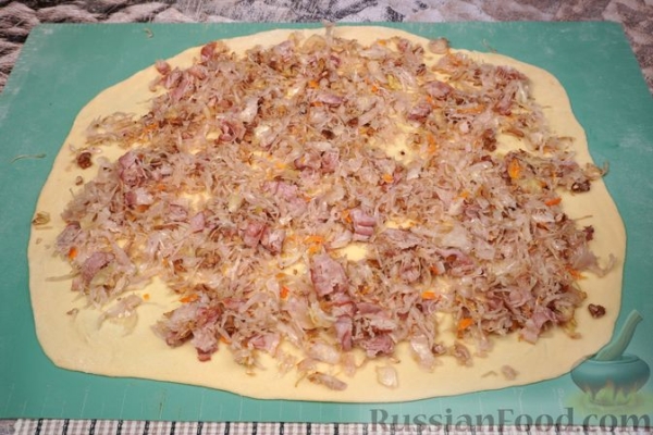Штрудель с сёмгой, беконом и квашеной капустой