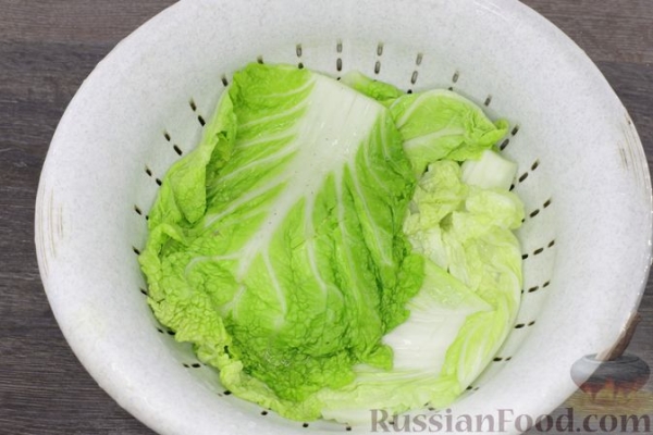 Рулетики из пекинской капусты с сосисками