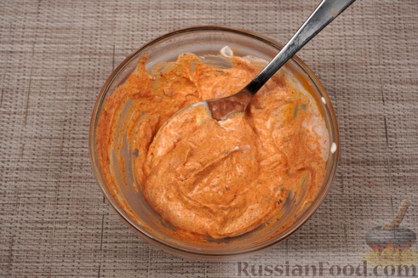 Курица, запечённая с картошкой, перцем и майонезно-сметанным соусом