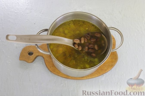 Сырный суп с капустой, фасолью и курицей