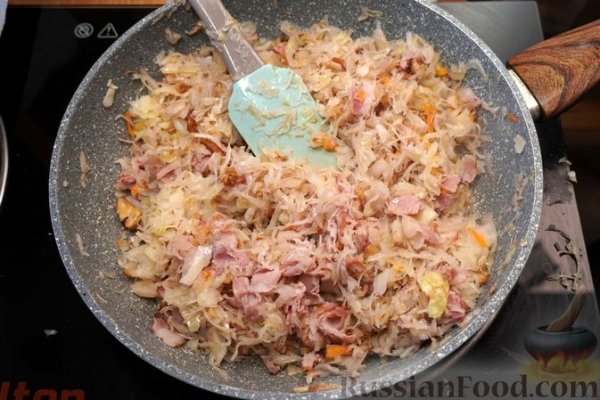 Штрудель с сёмгой, беконом и квашеной капустой