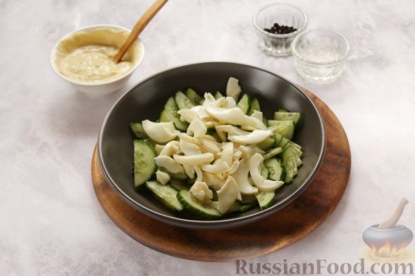 Салат из капусты, огурцов и яиц