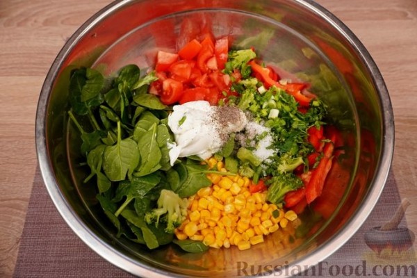 Овощной салат с брокколи и кукурузой
