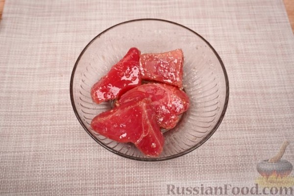 Салат с жареным тунцом, фетой, овощами и миксом зелени
