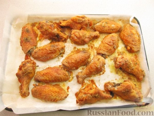 Запечённые куриные крылышки с сыром и чесноком