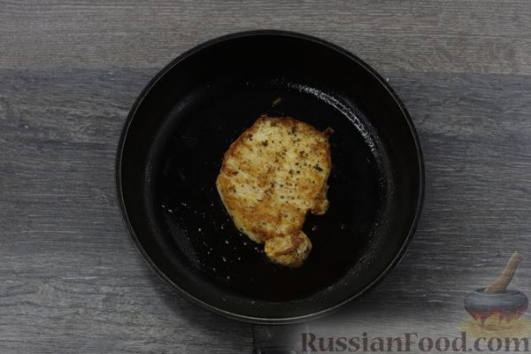 Отбивные из свинины, запечённые с грибами и помидорами
