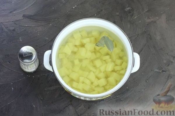 Суп с куриными фрикадельками, рисом и томатной пастой