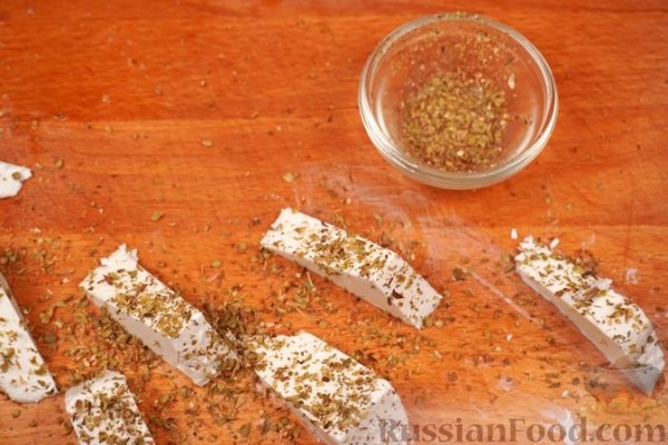 Салат с жареным тунцом, фетой, овощами и миксом зелени