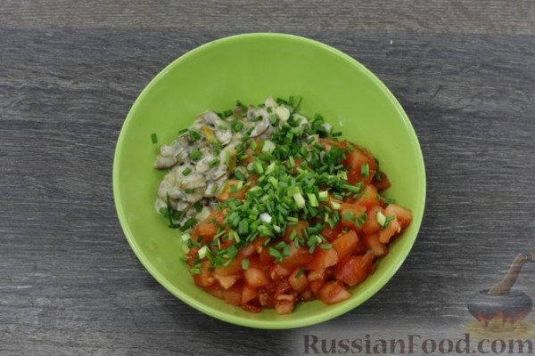 Отбивные из свинины, запечённые с грибами и помидорами
