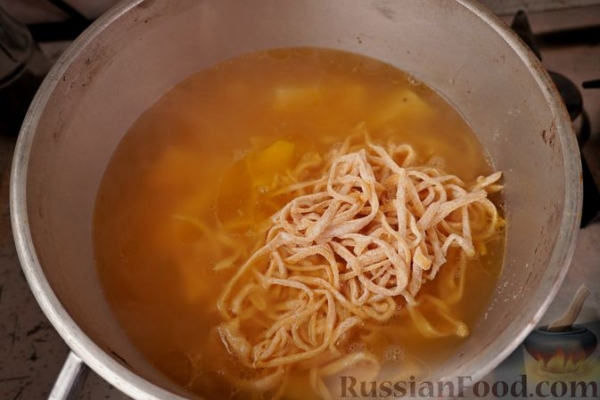 Суп с говядиной, домашней лапшой и томатно-луковой зажаркой