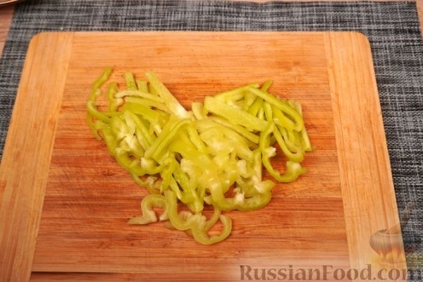 Стручковая фасоль, тушенная с помидорами и перцем