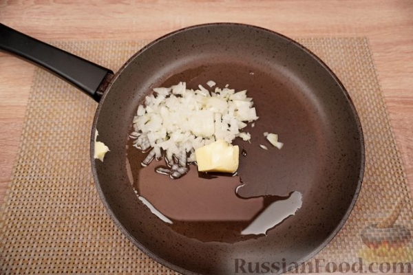 Суп с говядиной, домашней лапшой и томатно-луковой зажаркой