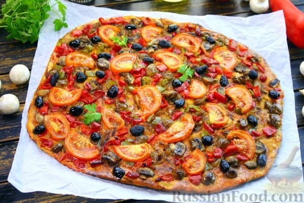 Постная пицца с грибами, перцем и маслинами