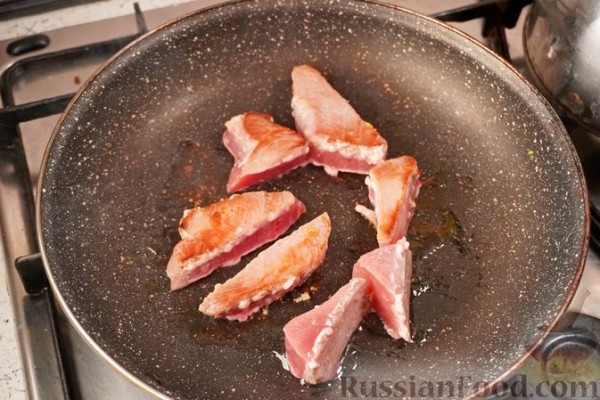 Салат с жареным тунцом, фетой, овощами и миксом зелени