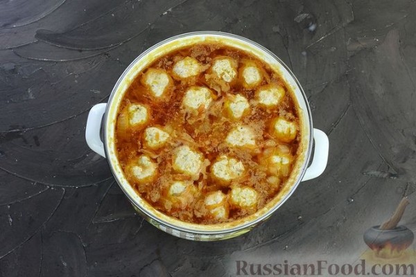 Суп с куриными фрикадельками, рисом и томатной пастой