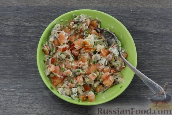 Отбивные из свинины, запечённые с грибами и помидорами