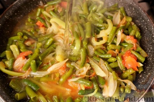 Стручковая фасоль, тушенная с помидорами и перцем