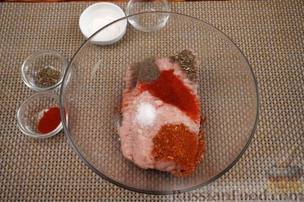 Котлеты из куриного фарша с овощами, в томатном соусе
