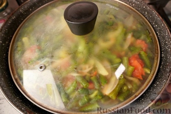 Стручковая фасоль, тушенная с помидорами и перцем