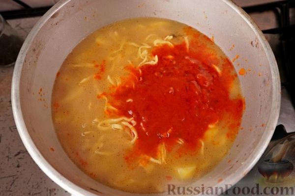 Суп с говядиной, домашней лапшой и томатно-луковой зажаркой