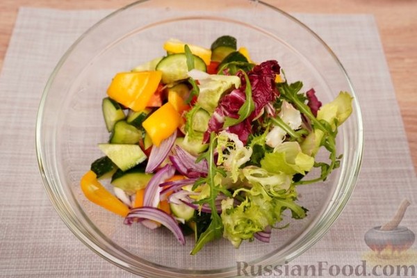 Салат с жареным тунцом, фетой, овощами и миксом зелени