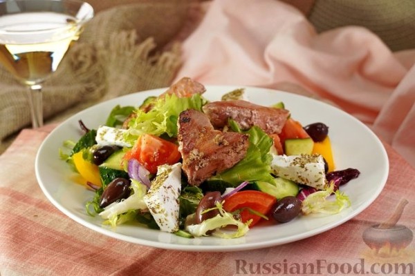 Салат с жареным тунцом, фетой, овощами и миксом зелени