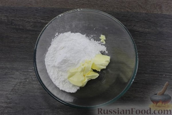 Орехово-сухофруктовый бисквитный торт со сметанным и сырным кремом