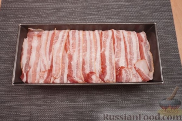 Террин из кролика, свинины и говядины, с беконом и фисташками