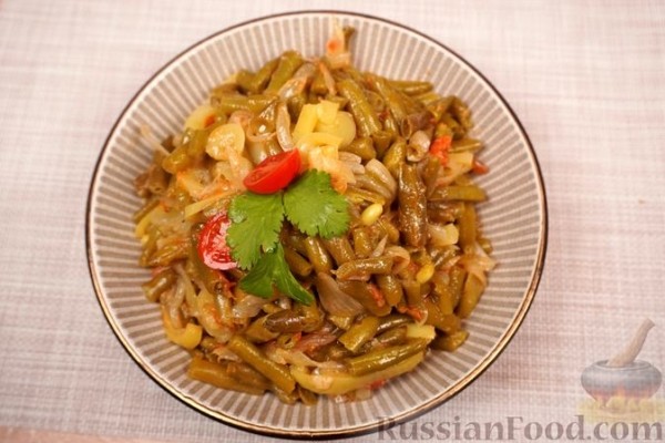 Стручковая фасоль, тушенная с помидорами и перцем