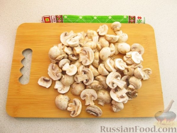 Постная пицца с грибами, перцем и маслинами