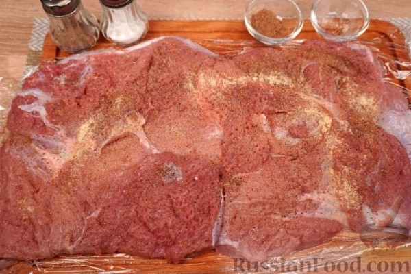 Рулет из телятины с печенью и беконом