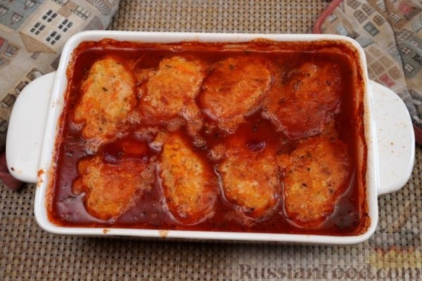 Котлеты из куриного фарша с овощами, в томатном соусе