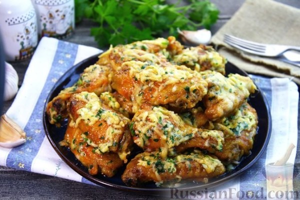 Запечённые куриные крылышки с сыром и чесноком
