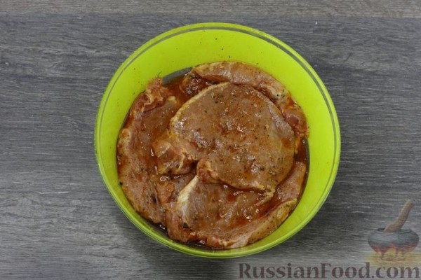 Отбивные из свинины, запечённые с грибами и помидорами
