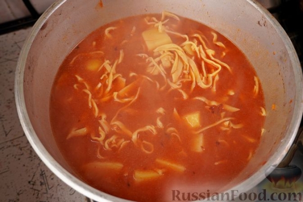 Суп с говядиной, домашней лапшой и томатно-луковой зажаркой