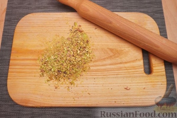 Террин из кролика, свинины и говядины, с беконом и фисташками