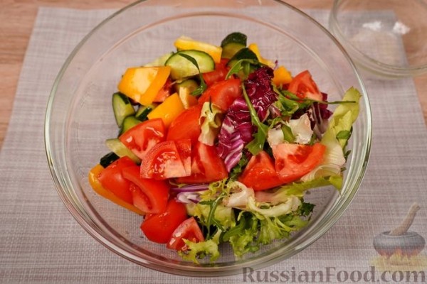 Салат с жареным тунцом, фетой, овощами и миксом зелени