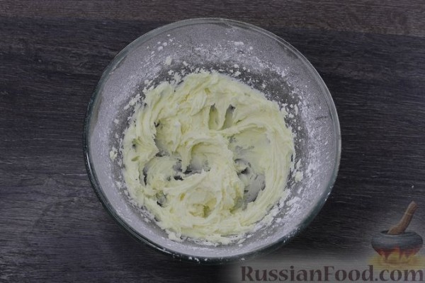 Орехово-сухофруктовый бисквитный торт со сметанным и сырным кремом