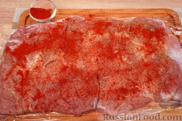 Рулет из телятины с печенью и беконом