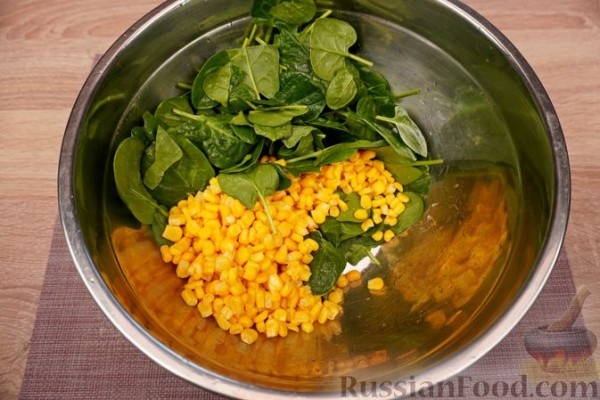 Овощной салат с брокколи и кукурузой