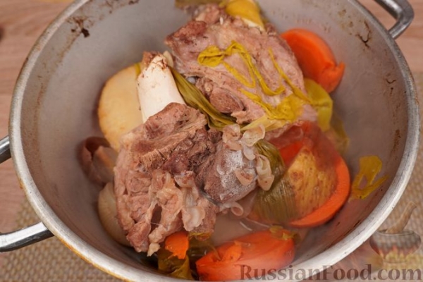Суп с говядиной, домашней лапшой и томатно-луковой зажаркой
