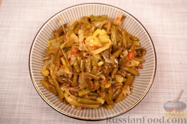 Стручковая фасоль, тушенная с помидорами и перцем