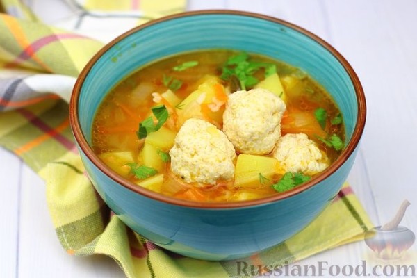 Суп с куриными фрикадельками, рисом и томатной пастой