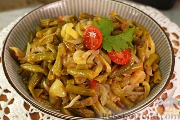 Стручковая фасоль, тушенная с помидорами и перцем