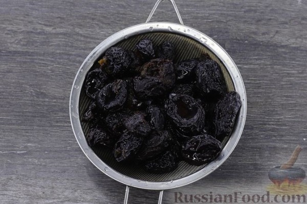 Орехово-сухофруктовый бисквитный торт со сметанным и сырным кремом
