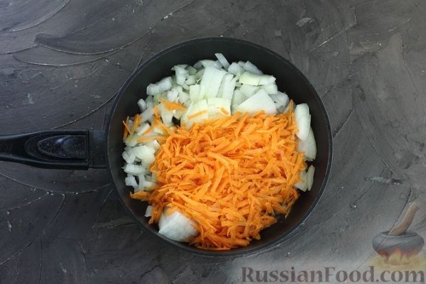Суп с куриными фрикадельками, рисом и томатной пастой