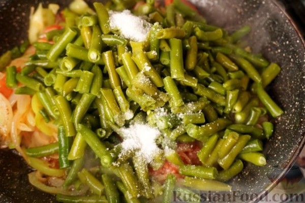 Стручковая фасоль, тушенная с помидорами и перцем