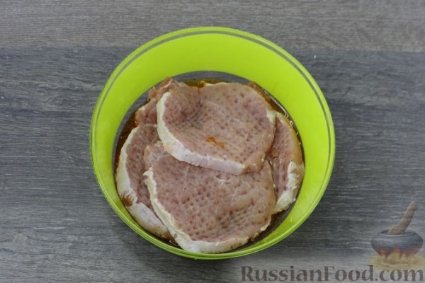 Отбивные из свинины, запечённые с грибами и помидорами